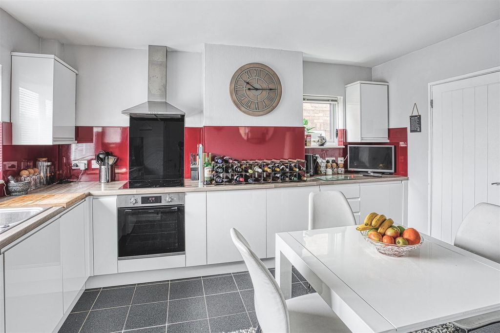 Property photo 2 of 16