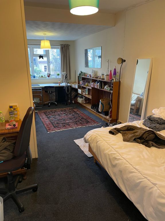 Property photo 2 of 6 A Spacious And Well-Lit Double Bedroom, Perfect Fo...