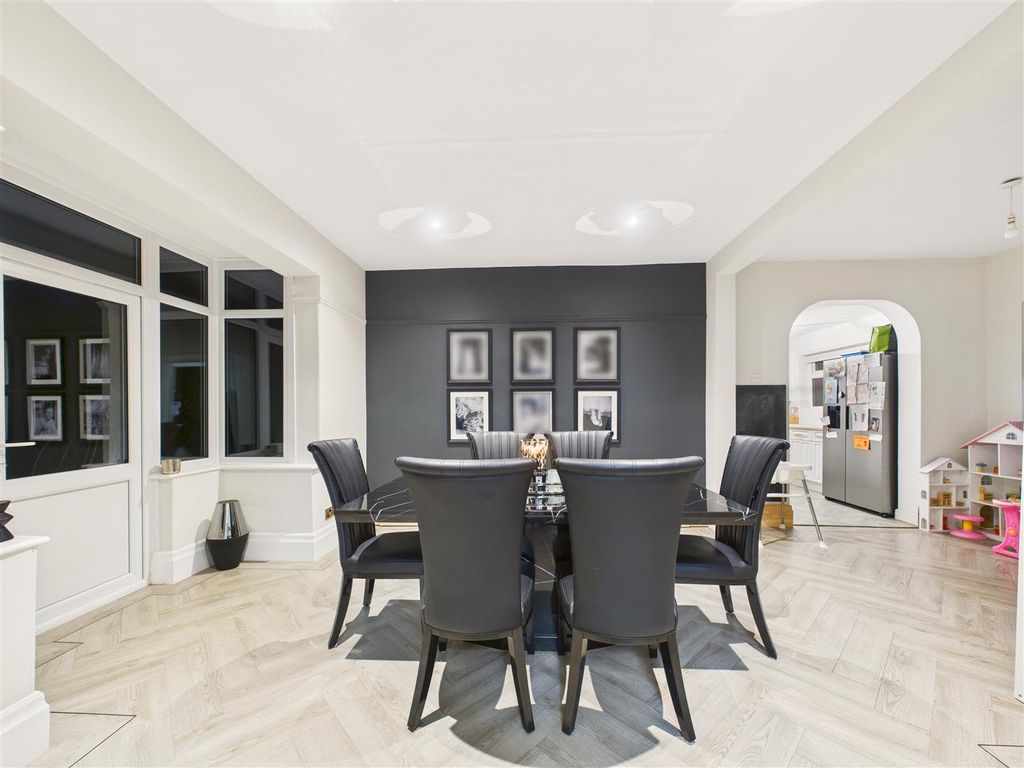 Property photo 3 of 16 Cam05451G0-Pr0085-Still012.Jpg