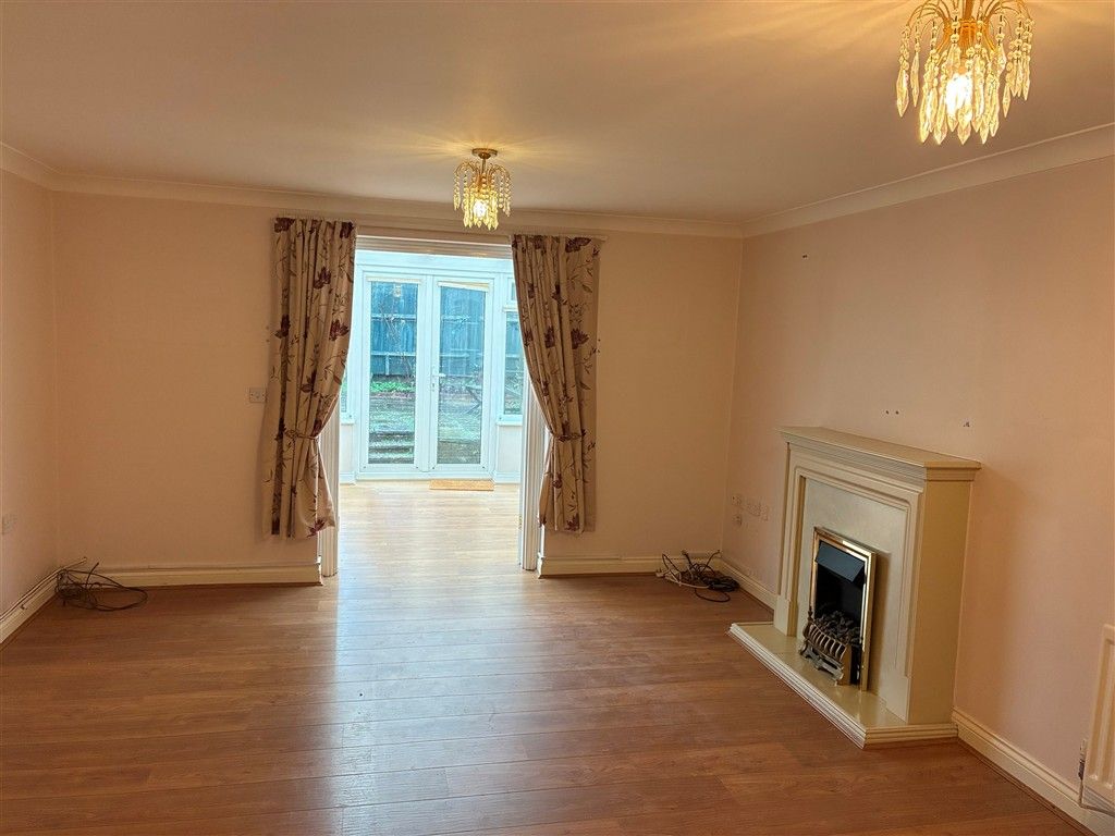 Property photo 3 of 11 Lounge