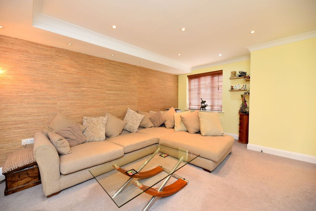 Property photo 2 of 21