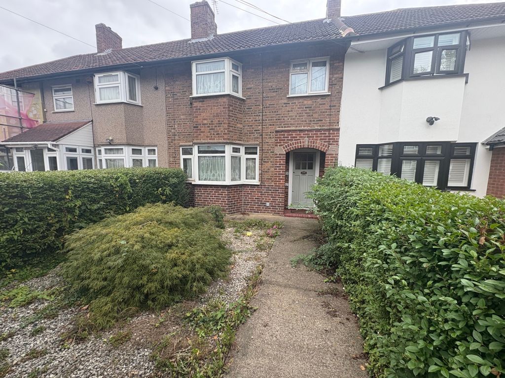 Property photo 1 of 9 Three Bedroom House For Rent In Hayes Ub3.