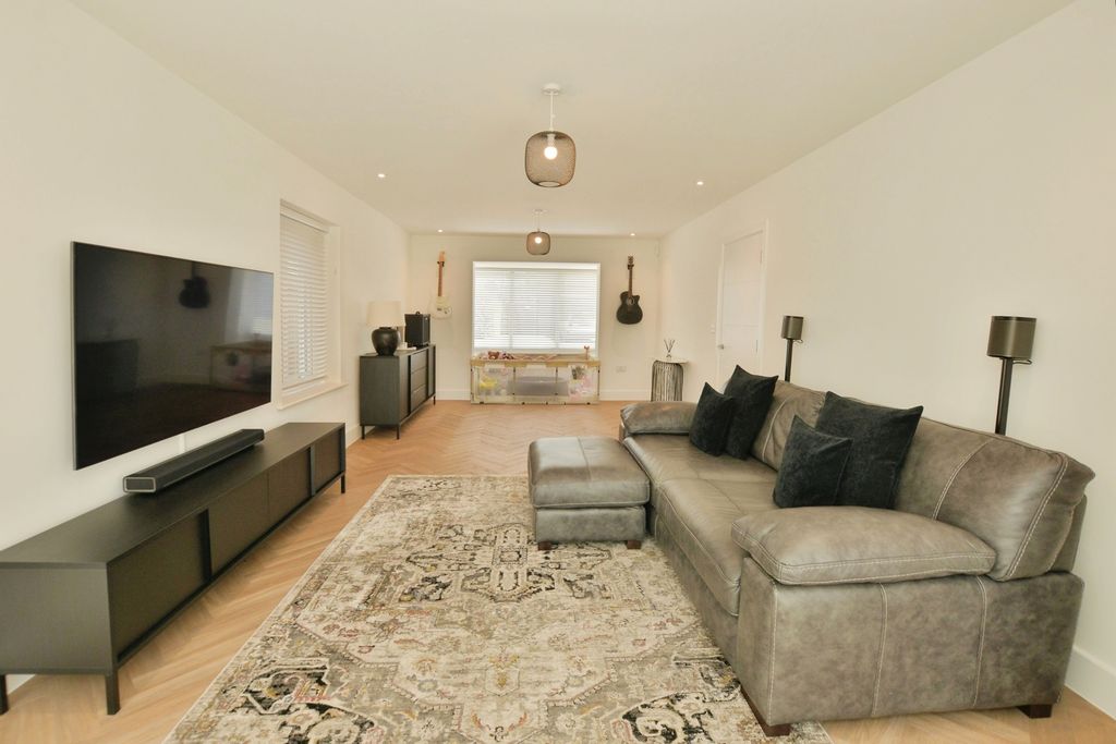 Property photo 3 of 17 Pbox-Img.Jpg