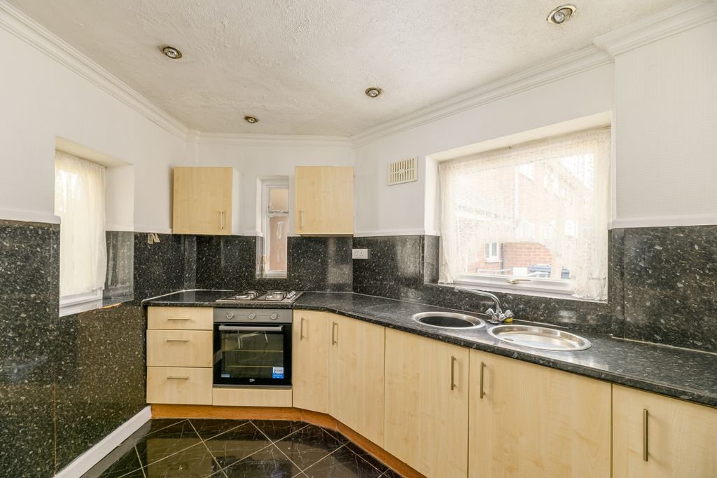 Property photo 2 of 19 007