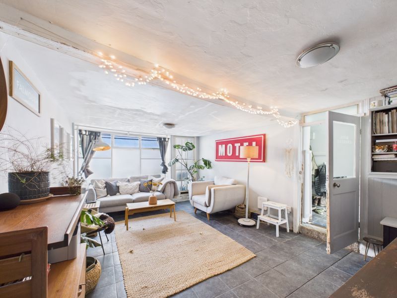 Property photo 1 of 9 Lounge