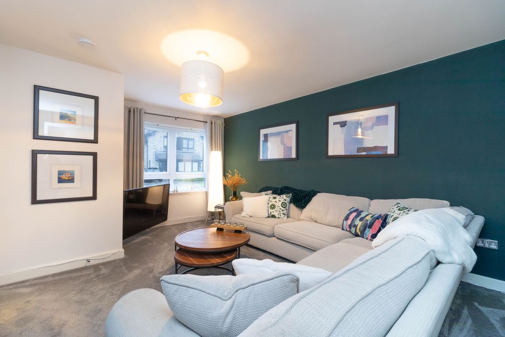 Property photo 3 of 28 Lounge