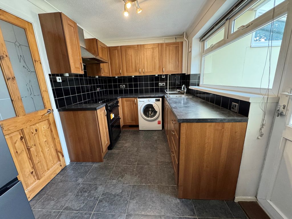 Property photo 3 of 10 Kitchen