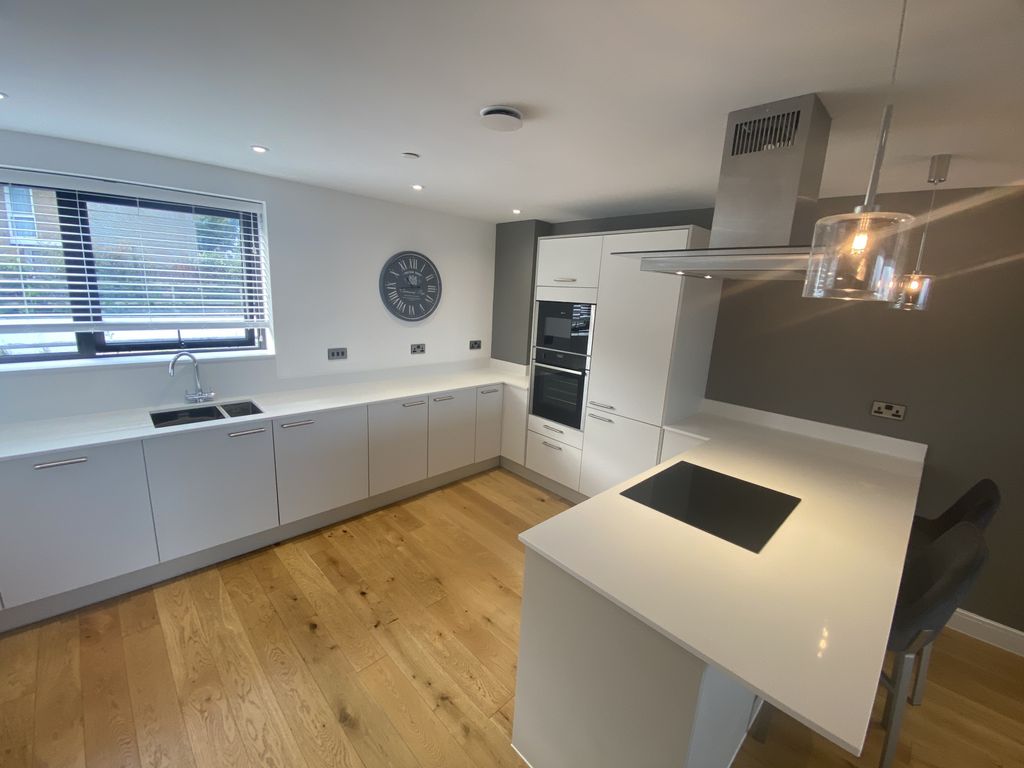 Property photo 1 of 16 Executive Property To Let Penarth