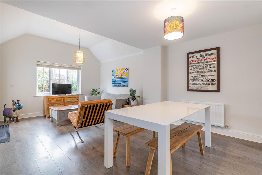 Property photo 3 of 32 Kitchen/Diner/Snug