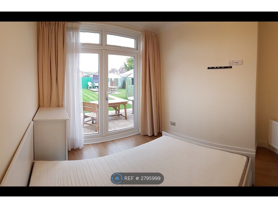 Property photo 1 of 6 Double Room £700