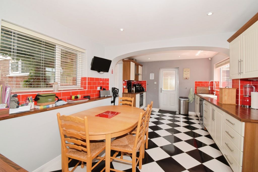 Property photo 3 of 24 Kitchen Diner