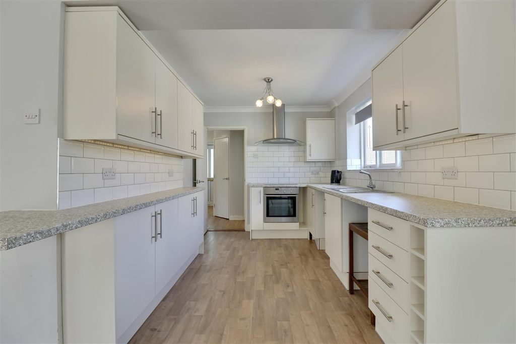 Property photo 2 of 11 Kitchen