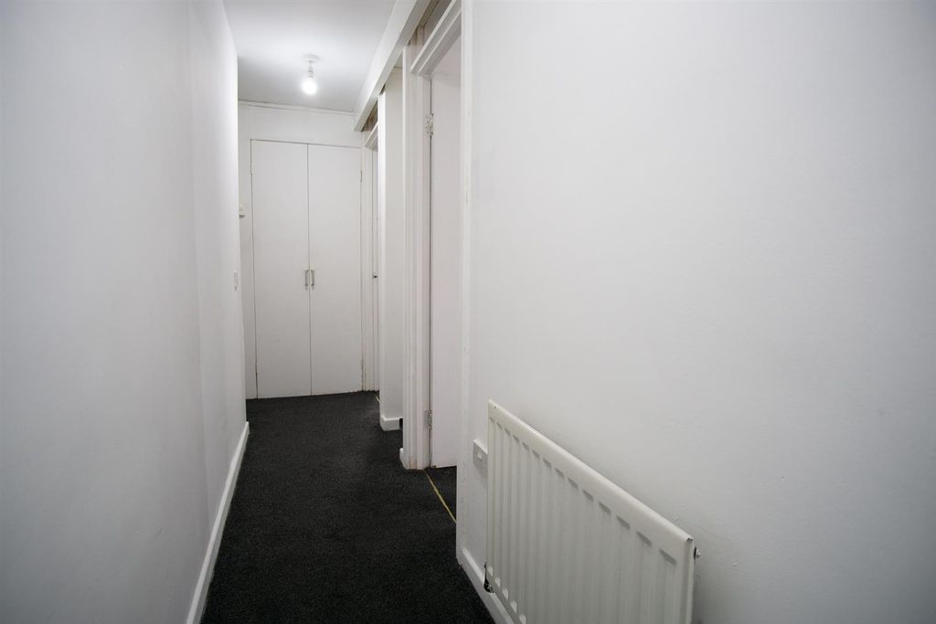 Property photo 2 of 7 Hallway