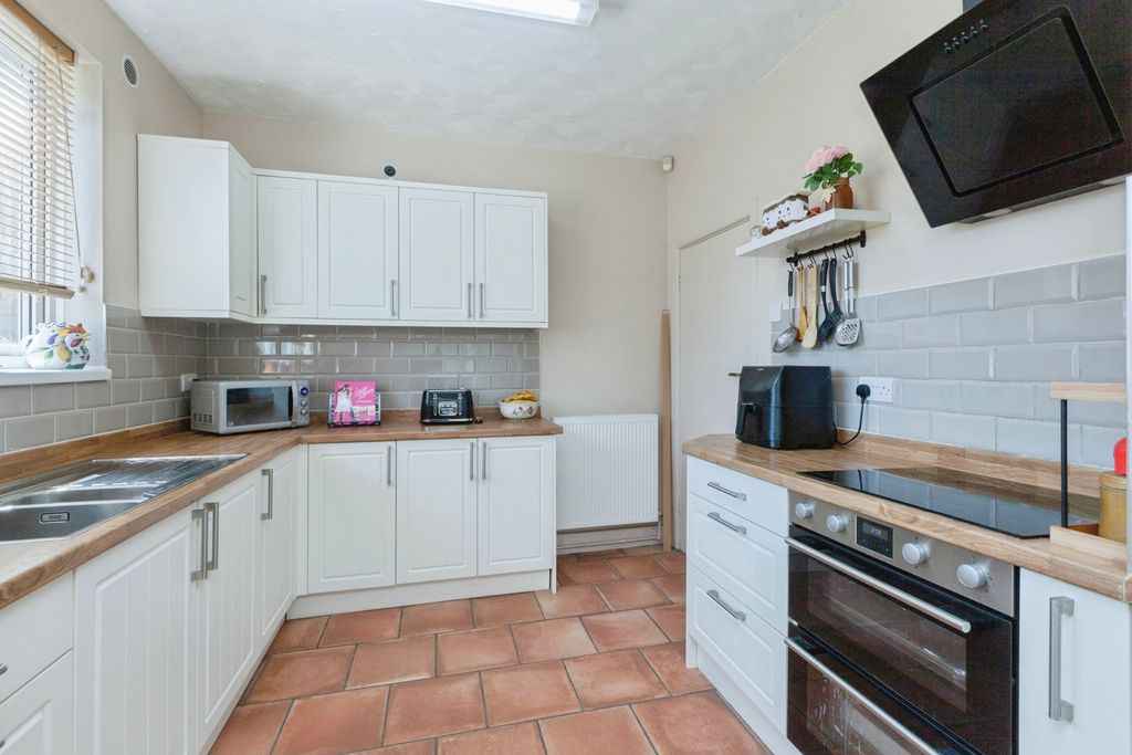 Property photo 2 of 18 Kitchen