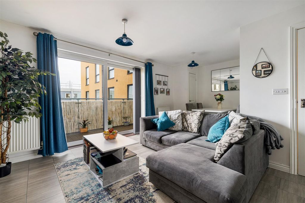 Property photo 2 of 37 Chigwell Road, E18