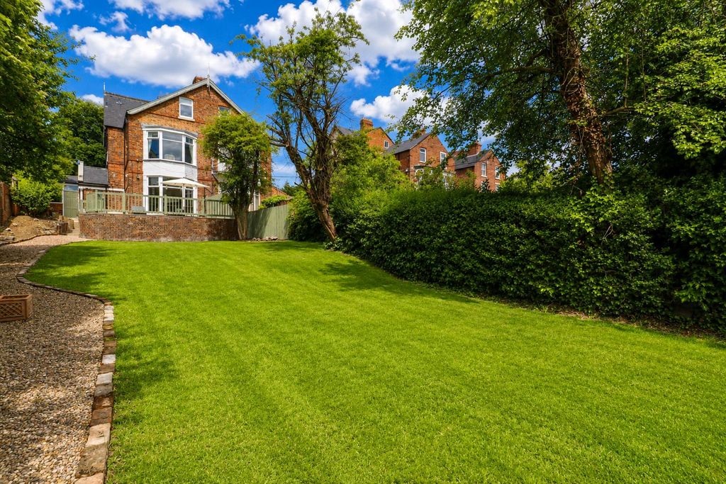Property photo 2 of 33