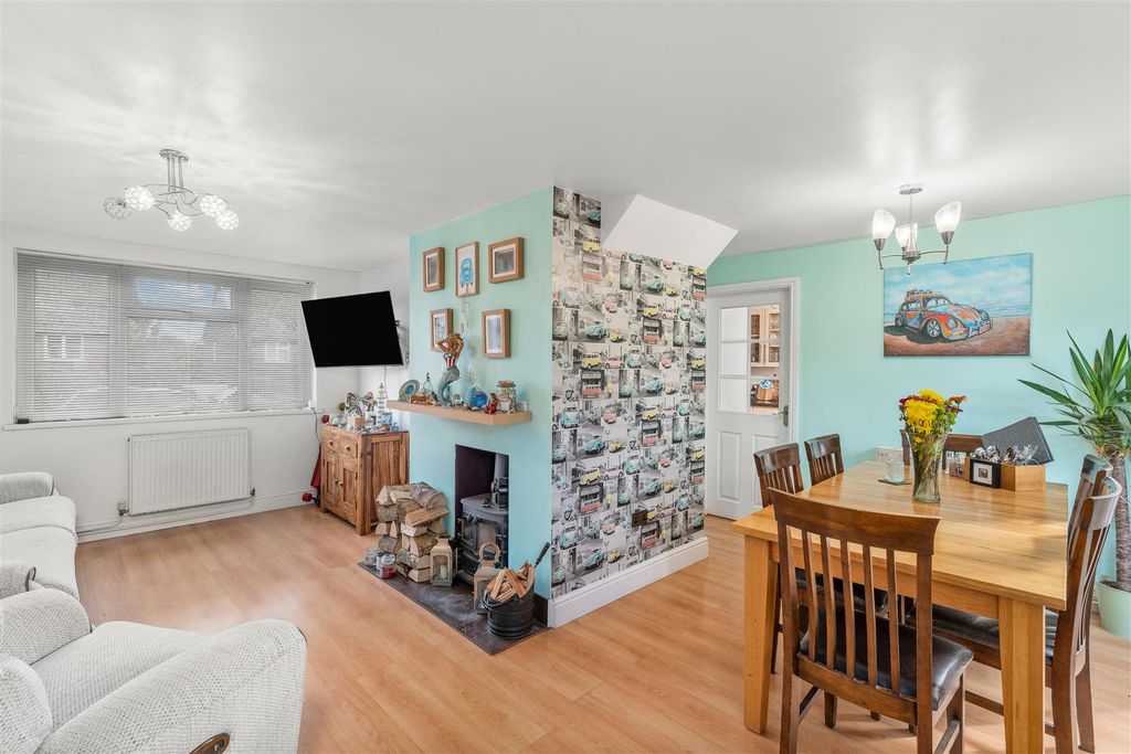 Property photo 2 of 13 22 Western Crescent, Banbury-5.Jpg