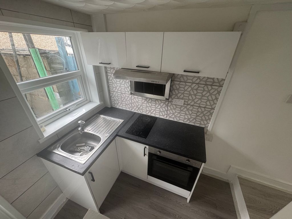 Property photo 3 of 7 Kitchen