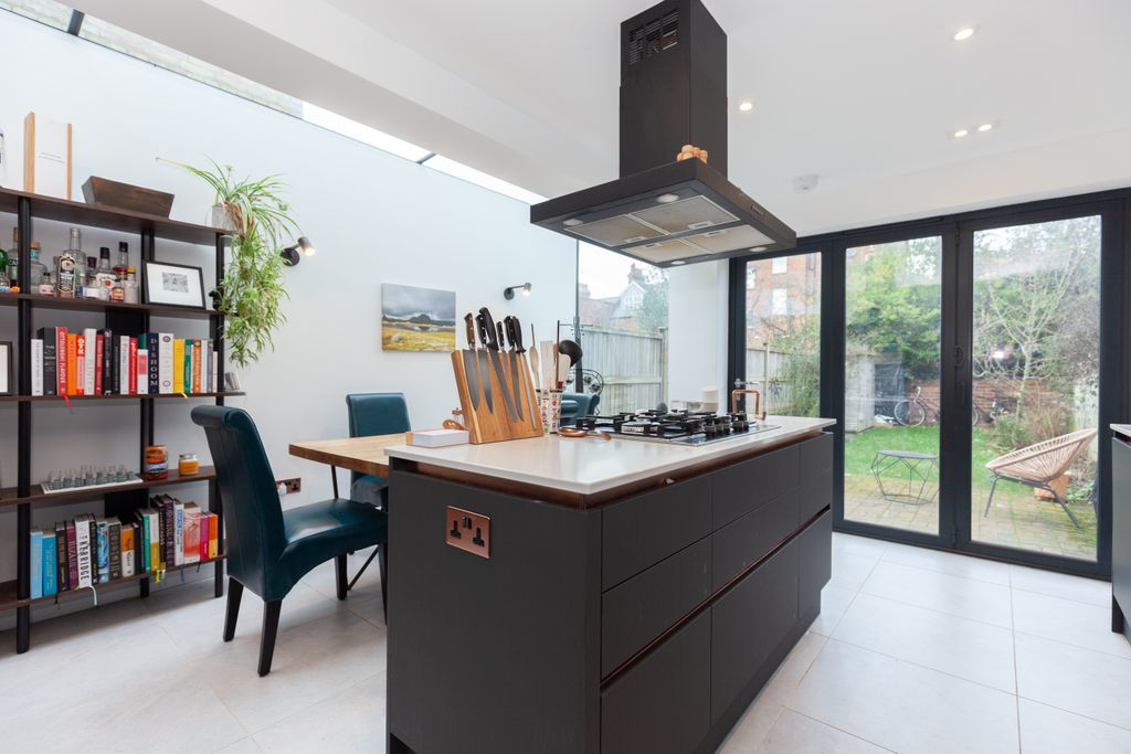 Property photo 3 of 10 Kitchen