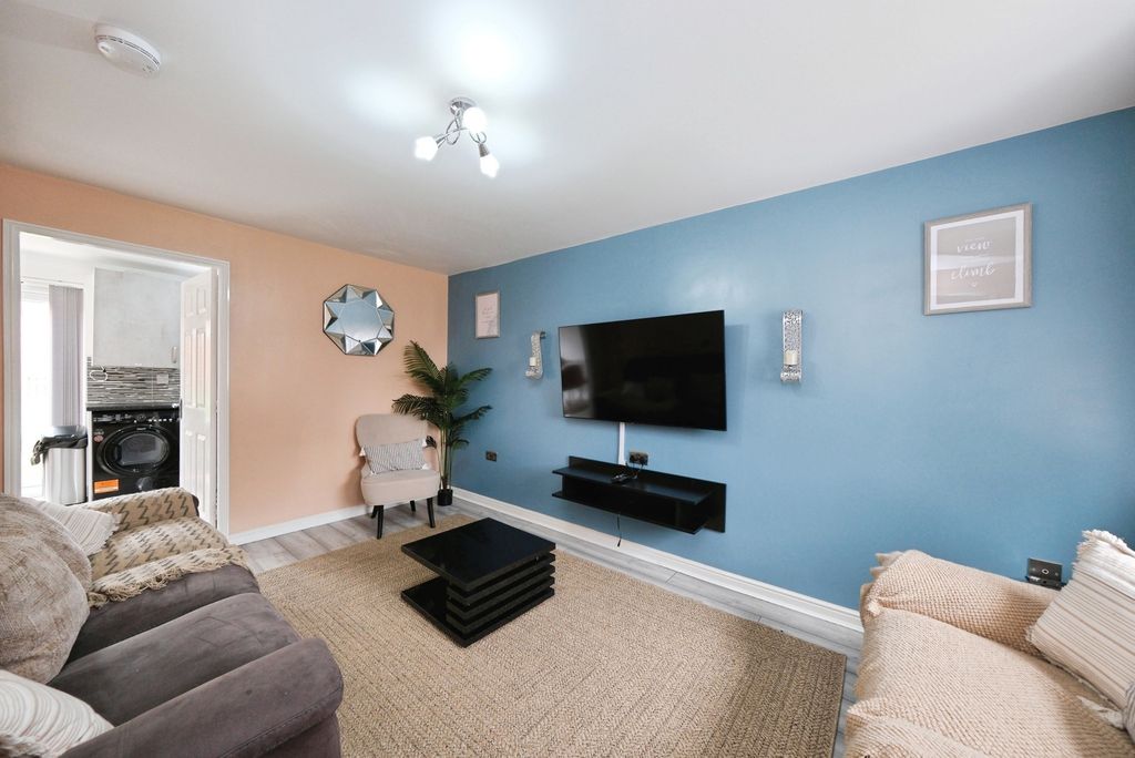 Property photo 2 of 17 Lounge
