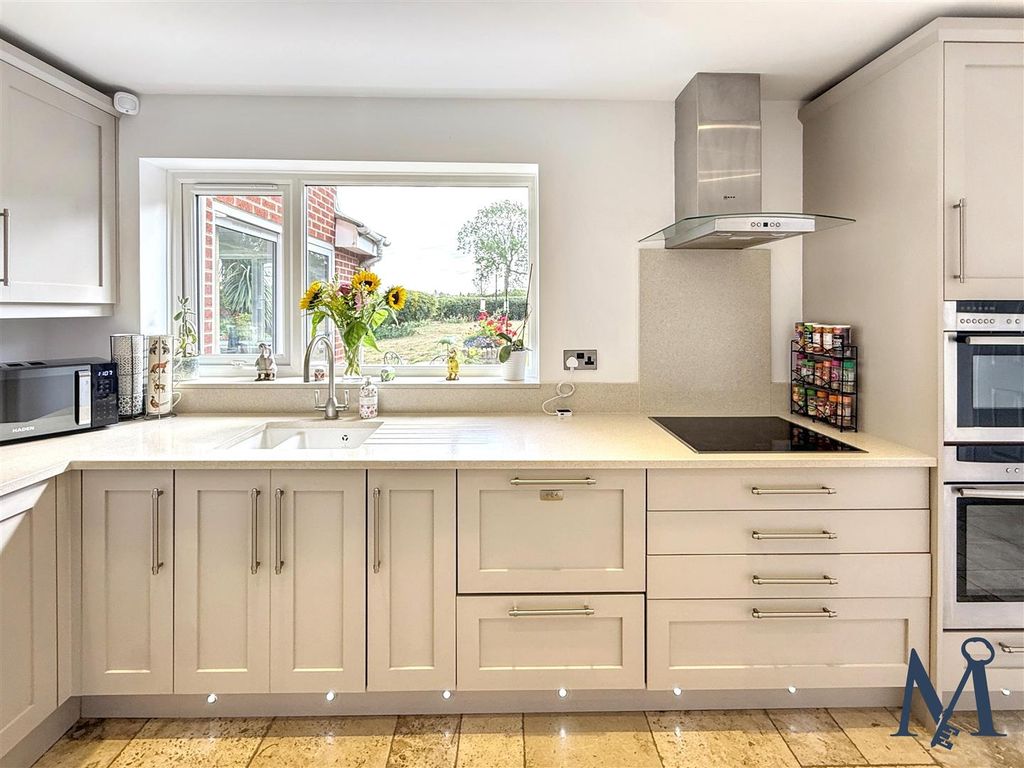 Property photo 3 of 30 Breakfast Kitchen