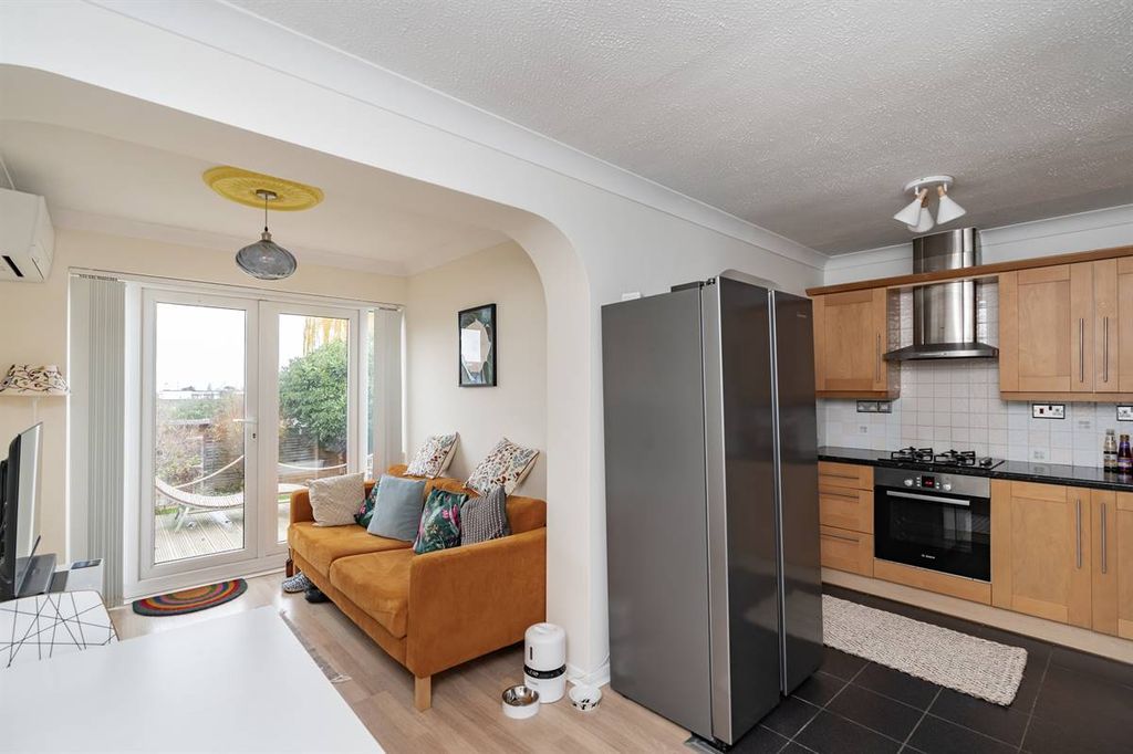 Property photo 2 of 23