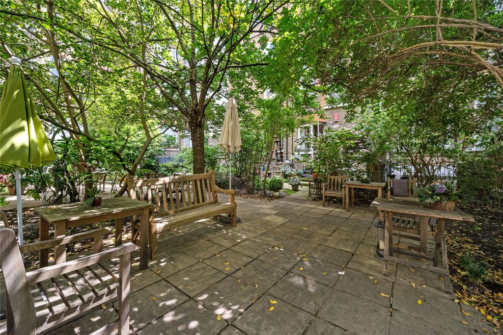 Property photo 3 of 11 Communal Garden