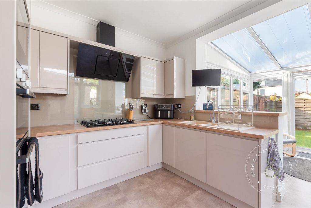 Property photo 3 of 43 St-Gowan-Avenue-28.Jpg