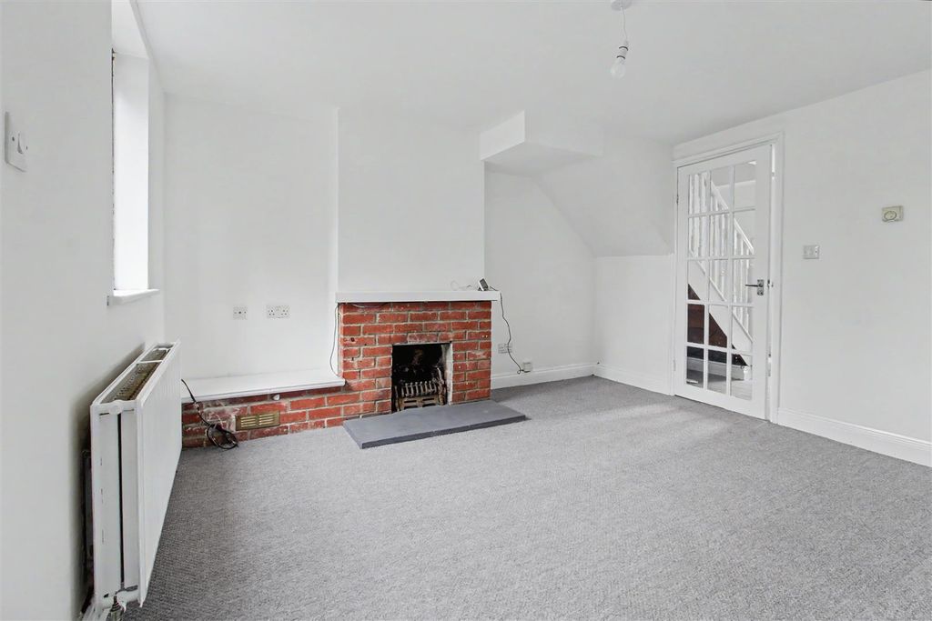 Property photo 3 of 15 Lounge