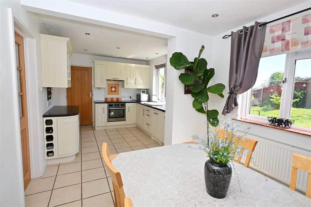 Property photo 3 of 26 Kitchen/ Dining Room