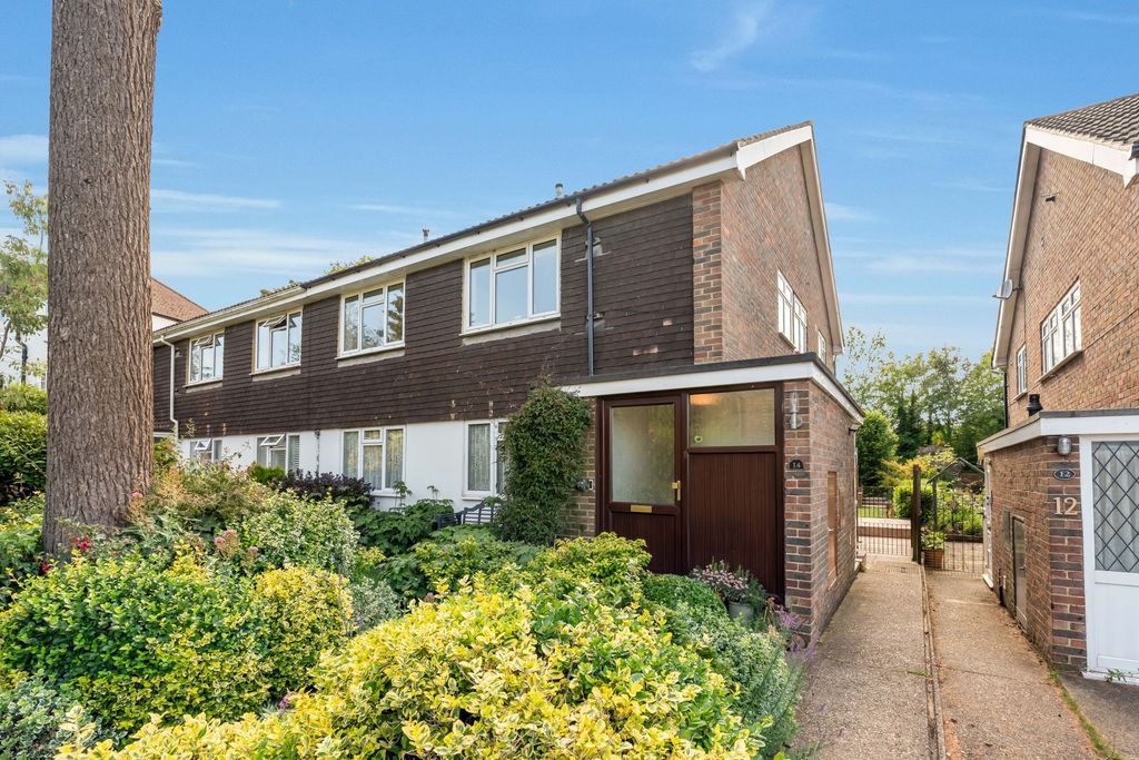 2 bed flat for saleCastleton Close, Banstead SM7 photo 4