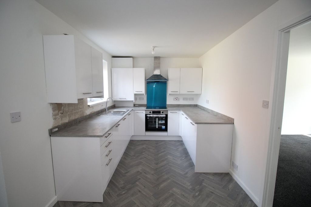 Property photo 3 of 11 Kitchen