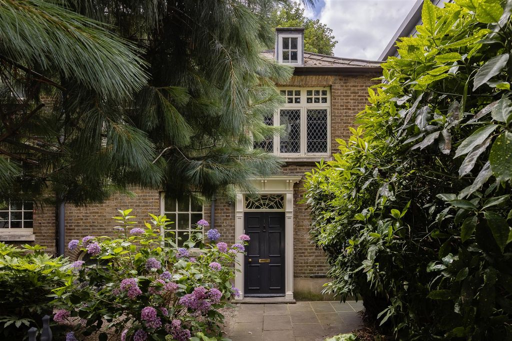 Property photo 1 of 31 Tottenham Green East, N15