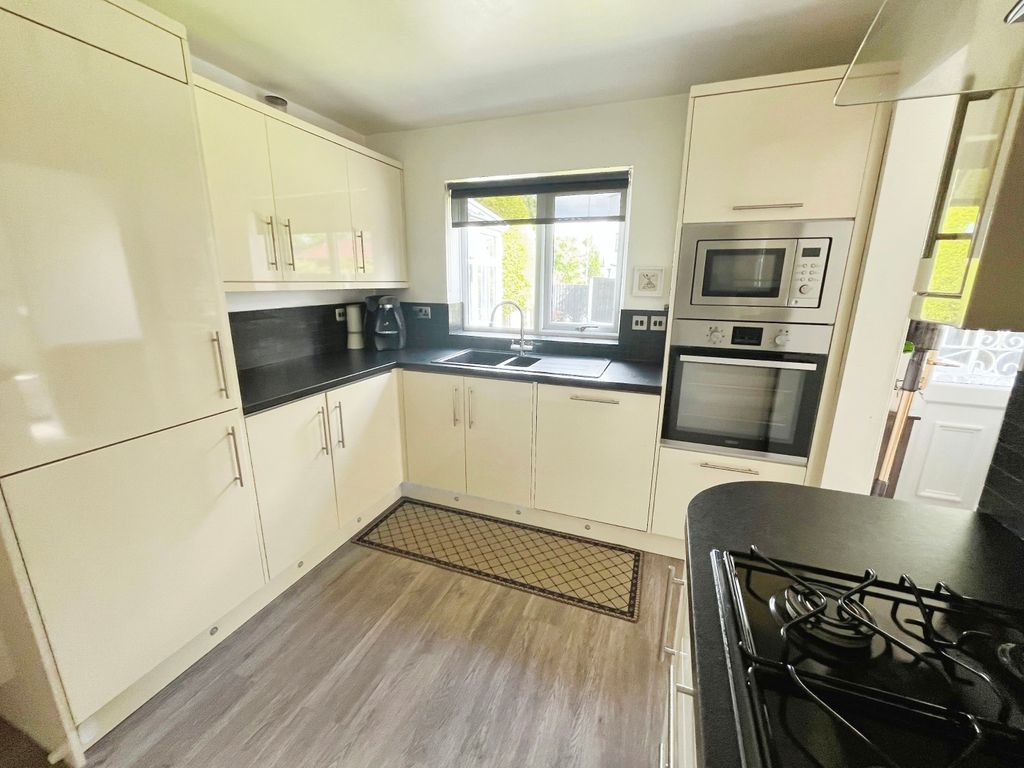 Property photo 3 of 31 Kitchen