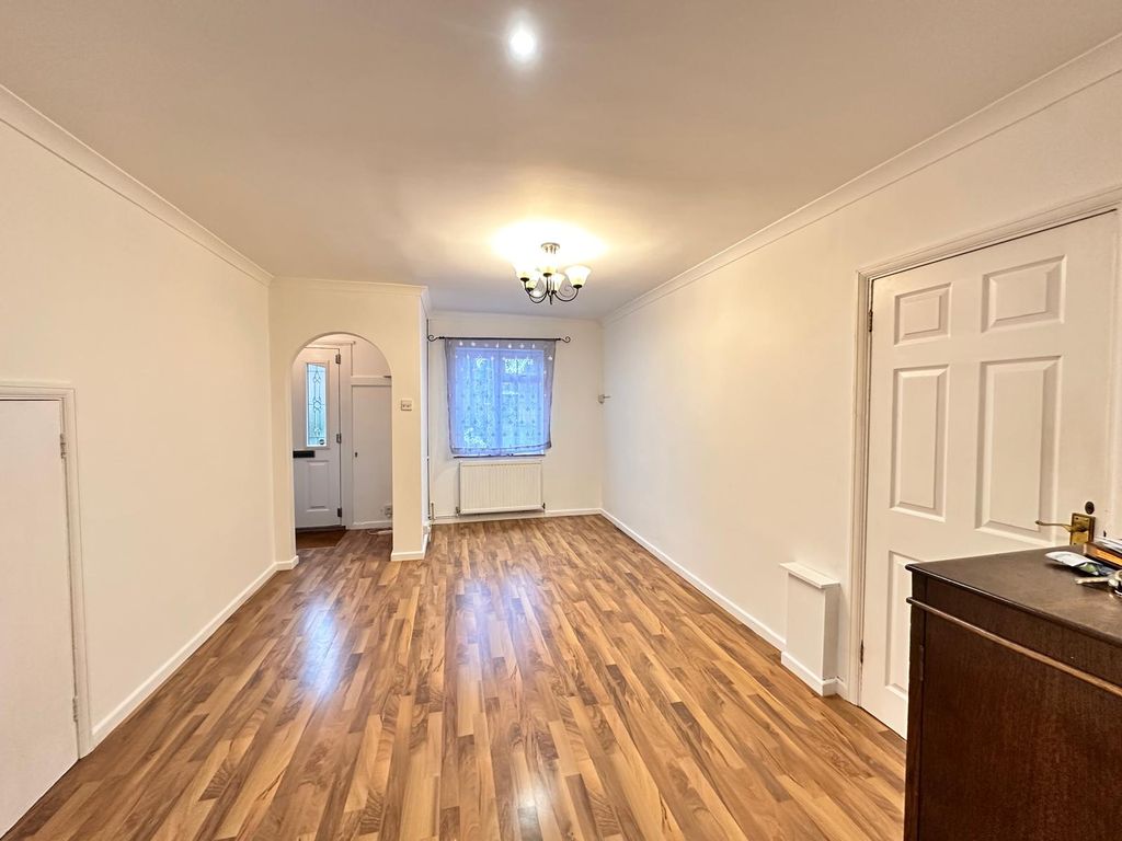 Property photo 1 of 17 Four Bed Semi-Detached House To Rent , Datchet Sl3