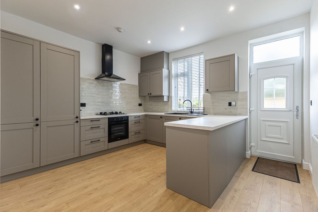 Property photo 2 of 18 Kitchen