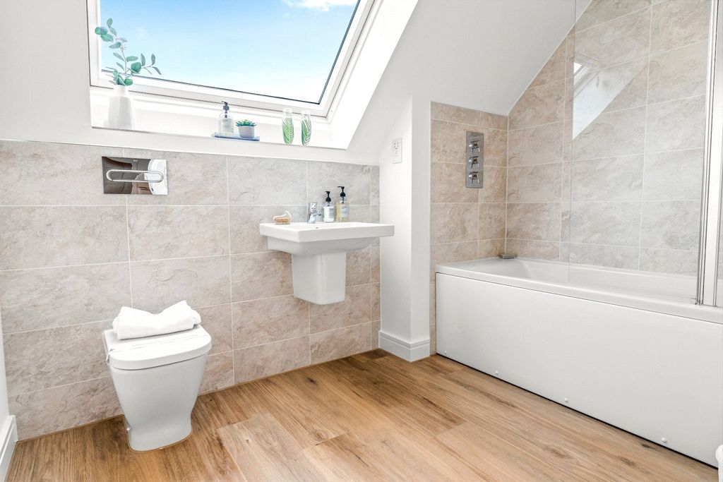 Property photo 3 of 10 Bathroom