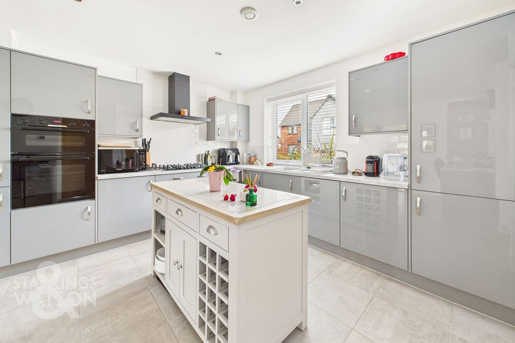 Property photo 3 of 32