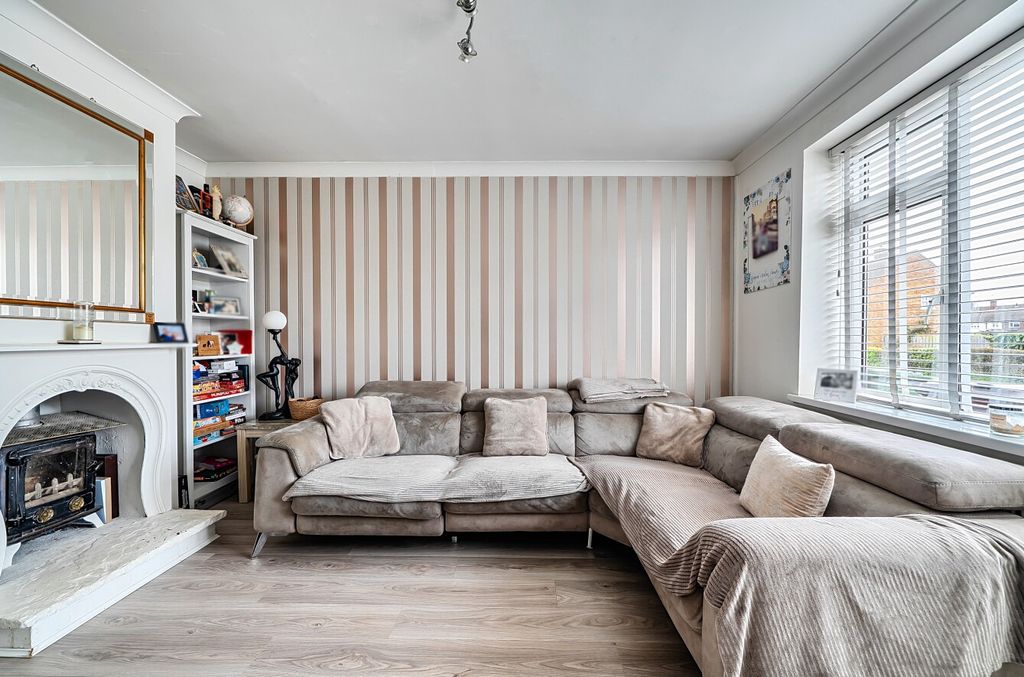 Property photo 3 of 16 4916348