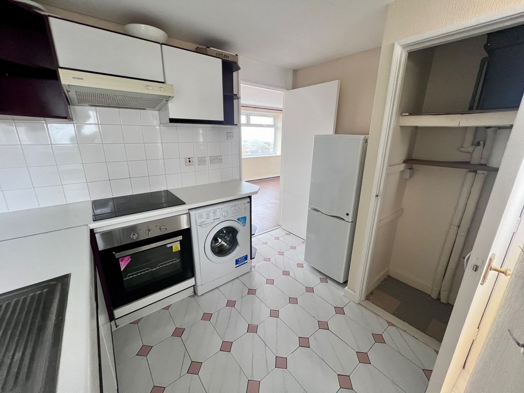Property photo 3 of 10 Kitchen