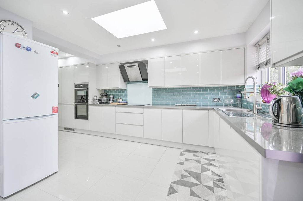 Property photo 2 of 18