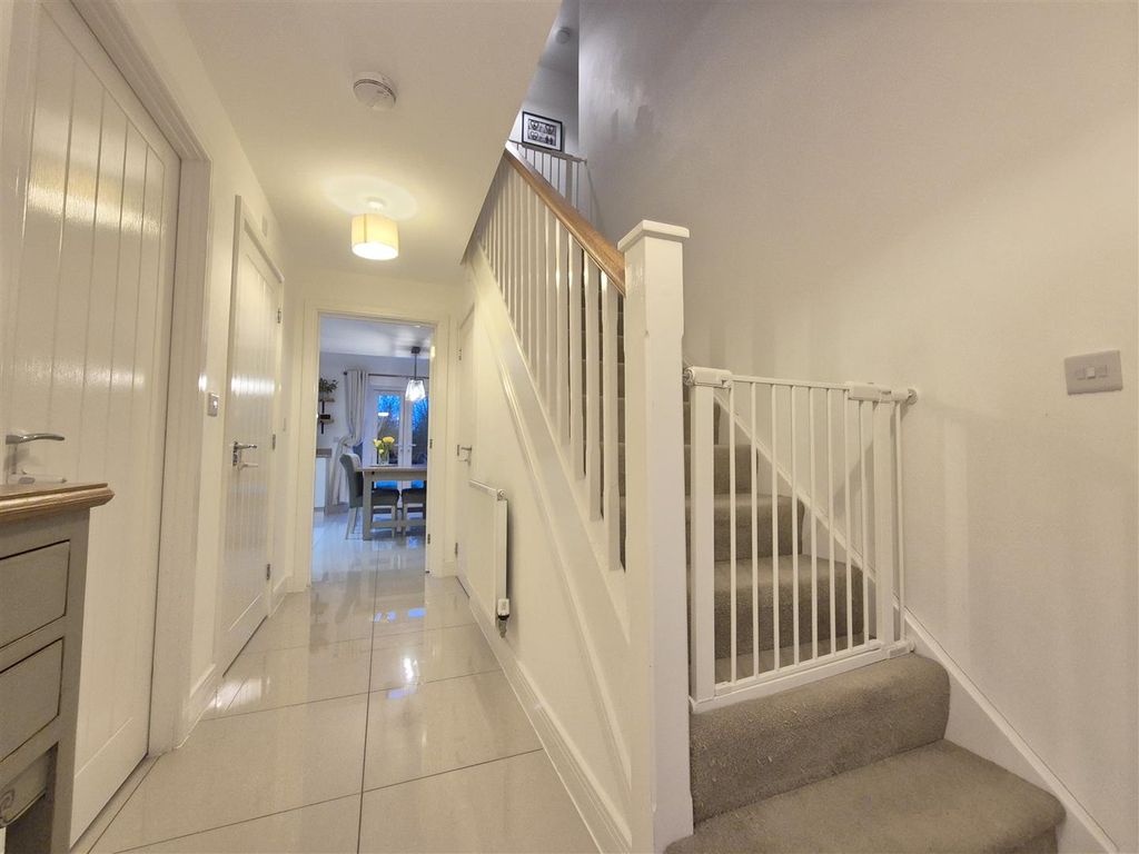 Property photo 3 of 19 Entrance Hall