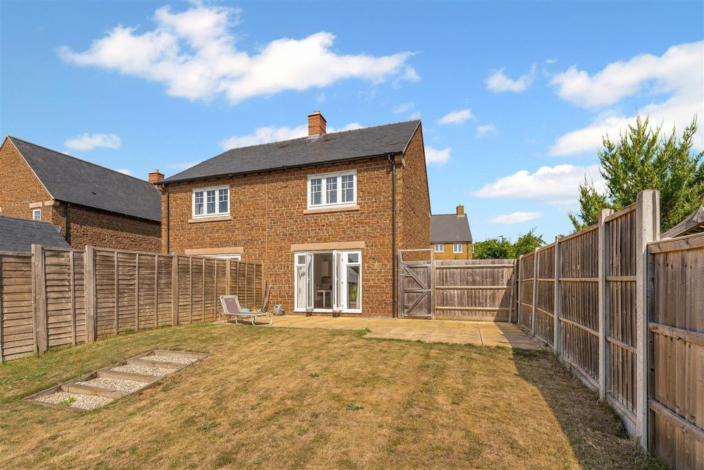 Property photo 2 of 19 6 Pippin Close, Bodicote-17.Jpg