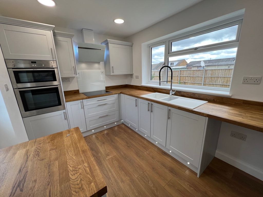 Property photo 1 of 17 Kitchen1