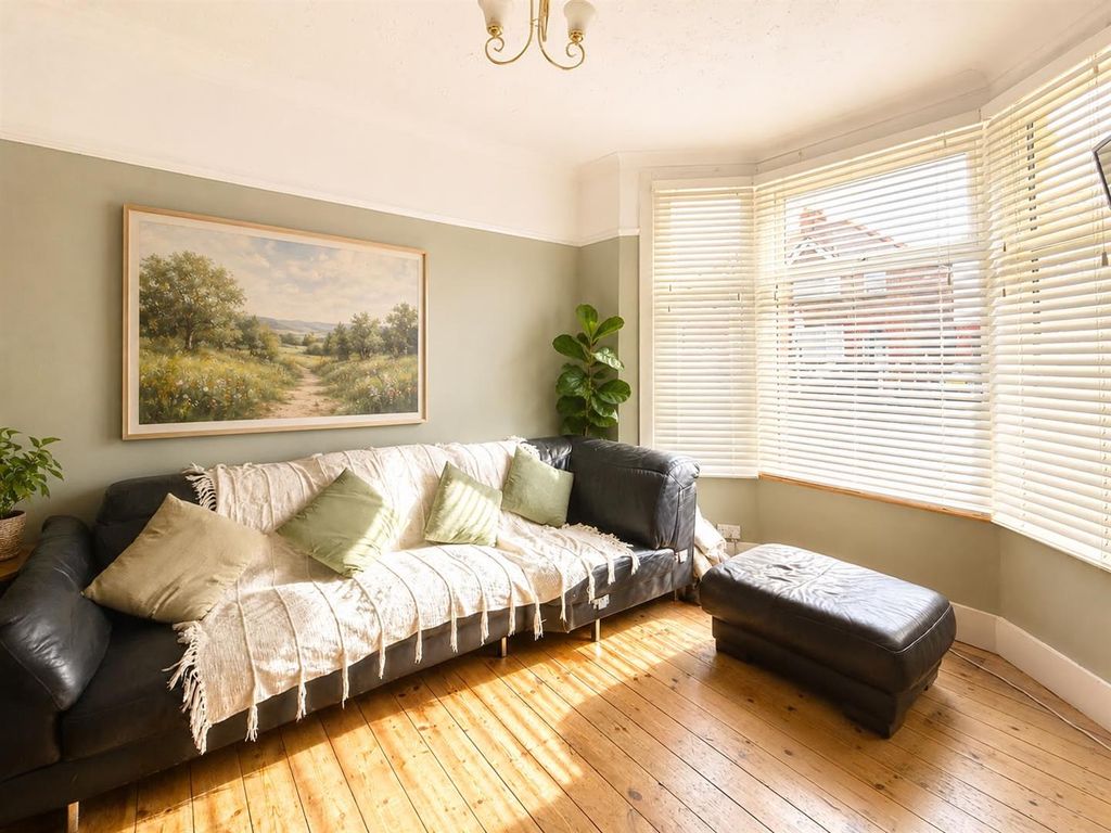 Property photo 3 of 20 Havering Rd, Rm1 For Sale By Barrain London Estate