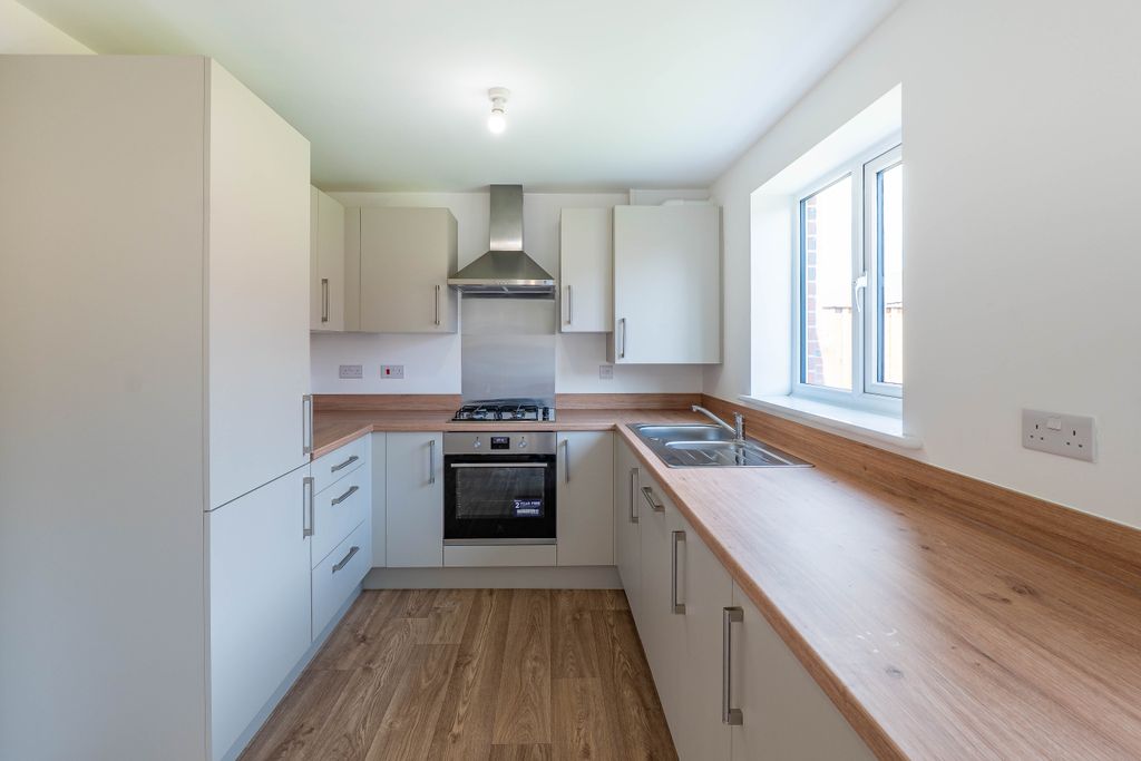 Property photo 3 of 9 Kitchen
