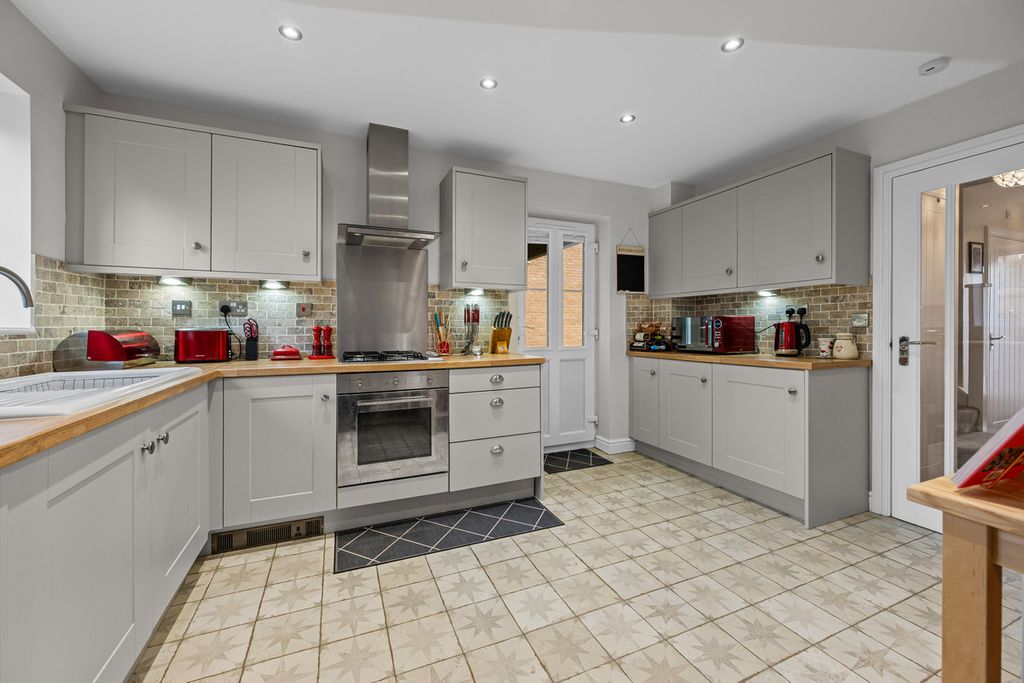 Property photo 2 of 32