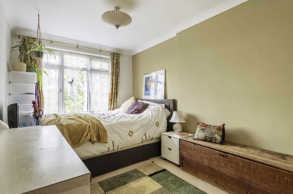 Additional image 5 of 3 bed flat for saleCriagleith, Grove Road, Beaconsfield HP9