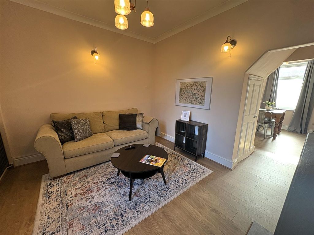 Property photo 3 of 12 Lounge