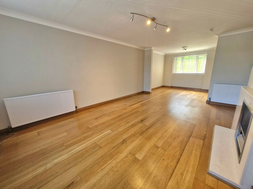 Property photo 3 of 8 Lounge